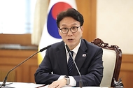 김민석 국무총리가 3월 30일 세종대로 정부서울청사에서 열린 반려동물 정책위원회를 주재하고 있다.