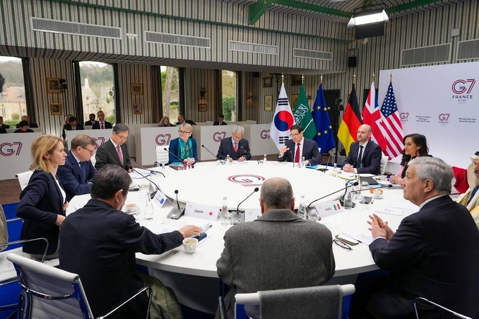 조현 외교장관이 3월 26~27일(현지 시간)간 프랑스 이블린 지역에서 개최된 제1차 주요 7개국 협의체(G7) 외교장관회의에 참석해 글로벌 거버넌스 개혁, 재건, 범국가적 위협과 주권 등 주요 현안을 논의하고 있다.