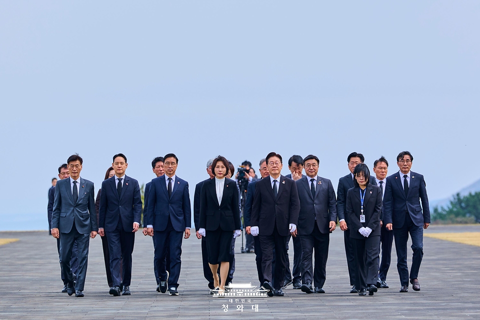 이재명 대통령과 김혜경 여사가 3월 29일 제주 4·3 평화공원에서 위령탑 헌화 및 분향을 위해 이동하고 있다.