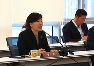 송미령 농림축산식품부 장관이 3월 26일 중동전쟁 대응 점검 확대간부회의를 개최, 양청 및 소속기관이 참석한 가운데 분야별 영향과 대응방안 등을 논의하고 있다.