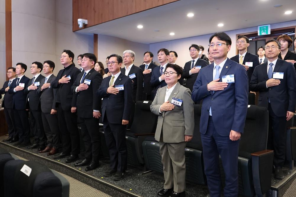 임광현 국세청장이 3월 4일 서울지방국세청 대강당에서 열린 국세청 개청 60주년 기념식에서 임이자 재정경제기획위원장, 안도걸 더불어민주당 의원, 이이선 국민의힘 의원, 천하람 개혁신당 의원, 안도걸 더불어민주당 의원, 박민규 더불어민주당 의원, 최종원 국세개혁위원장, 조만희 재정경제부 세제실장과 기념 세레모니를 하고 기념촬영을 하고 있다.