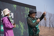 박은식 산림청장이 3월 28일 경북 안동시 풍천면 산불피해지에서 열린 '2026 신혼부부 나무심기'에서 참가자들과 나무를 심고 있다.