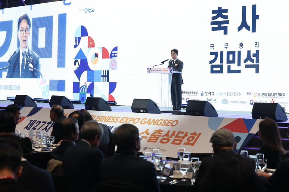 김민석 국무총리가 3월 30일 강서구 코엑스 마곡에서 열린 2026 코리아 비즈니스 엑스포 강서 개회식에 참석, 축사 및 기념촬영을 하고 있다.