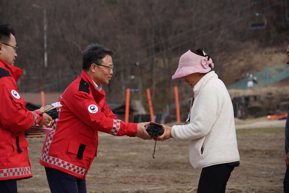 박은식 산림청장이 3월 29일 전북 무주군 덕유산국립공원에서 등산객을 대상으로 산불예방 캠페인을 하고 있다.