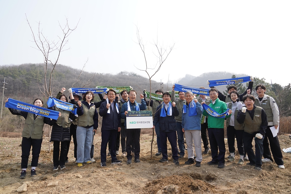 3월 27일 경기도 용인시 처인구에서 열린 '탄소흡수원 확충을 위한 민간참여 나무심기'에서 참가자들이 나무를 심고 있다.