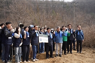 3월 27일 경기도 용인시 처인구에서 열린 '탄소흡수원 확충을 위한 민간참여 나무심기'에서 참가자들이 나무를 심고 있다.