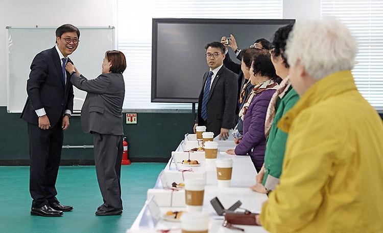 최휘영 문화체육관광부 장관이 3월 26일 광주광역시를 찾아 아시아문화중심도시 조성사업 현장을 점검하고 있다. 또한 대통령 소속 '제9기 아시아문화중심도시 조성위원회' 위촉식에 참석한 후, 조성사업의 핵심 거점인 옛 전남도청과 국립아시아문화전당을 방문해 다양한 현장 의견을 듣고 지원 방안을 논의하고 있다.