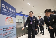 이명구 관세청장이 3월 30일 인천국제공항 제2여객터미널에서 해외 출국 여행객을 대상으로 '외화신고 안내 캠페인'을 실시하고 있다.