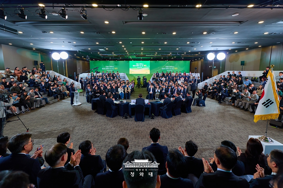 3월 30일 제주한라대학교 한라컨벤션센터에서 열린 타운홀미팅 '제주의 마음을 듣다'에서 참석자들이 이재명 대통령의 발언을 듣고 있다.