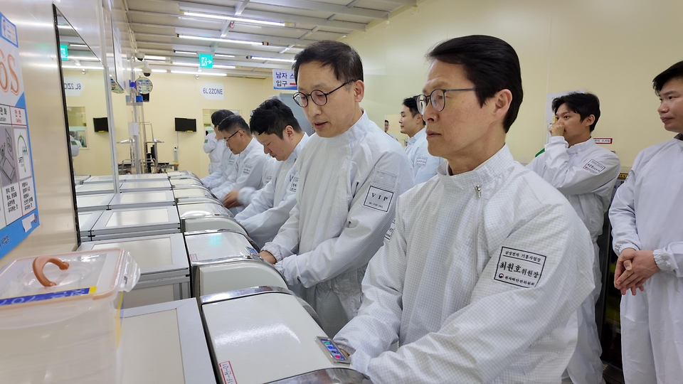 최원호 원자력안전위원회 위원장이 3월 31일 경기 용인시 삼성전자 기흥사업장을 방문해 방사선안전관리 현황을 점검하고 있다.