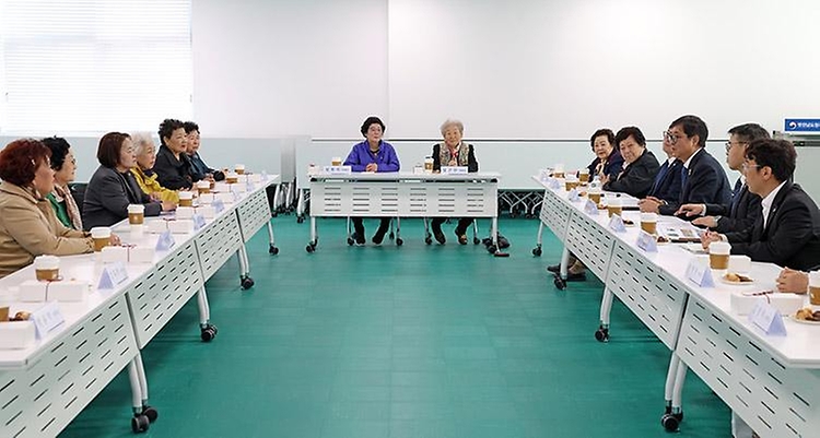 최휘영 문화체육관광부 장관이 3월 26일 광주광역시를 찾아 아시아문화중심도시 조성사업 현장을 점검하고 있다. 또한 대통령 소속 '제9기 아시아문화중심도시 조성위원회' 위촉식에 참석한 후, 조성사업의 핵심 거점인 옛 전남도청과 국립아시아문화전당을 방문해 다양한 현장 의견을 듣고 지원 방안을 논의하고 있다.