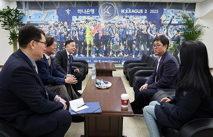 최휘영 문화체육관광부 장관이 2월 28일 인천 중구 인천축구전용경기장에서 열린 '2026 케이(K)리그1 개막전(인천유나이티드FC 대 FC서울)'을 찾아 선수단을 격려하고, 프로축구 관계자들을 만나 프로축구의 지속 성장 방안에 대한 현장 의견을 청취하고 있다.
