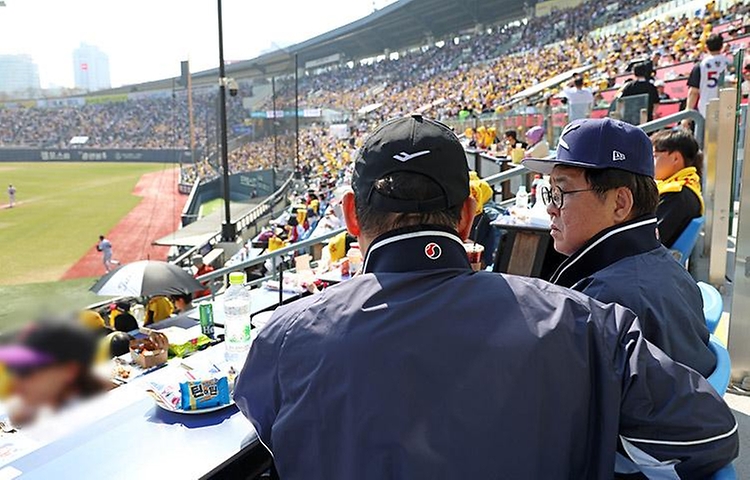 최휘영 문화체육관광부 장관이 3월 28일 서울 잠실야구장에서 열린 '2026 신한솔(SOL) 케이비오(KBO)리그' 개막전(엘지(LG) 트윈스 대 케이티(KT) 위즈)을 찾아 프로야구 시즌의 개막을 축하하고, 선수단을 응원하고 있다. 또한 프로야구 발전을 위한 현장 목소리를 듣고 경기장을 가득 메운 관람객들의 함성과 열기를 직접 체험하고 있다.