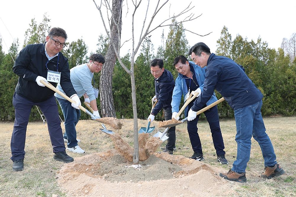이승돈 농촌진흥청장이 3월 24일 경기도 안성시 농협안성팜랜드에서 국산 벌꿀을 홍보하는 민관 합동 밀원수 식재 행사를 개최하고 있다.