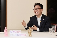 김민석 국무총리가 3월 31일 삼청동 총리서울공관에서 유튜브 생방송으로 진행되는 K-온라인 국정문답에서 발언을 하고 있다.