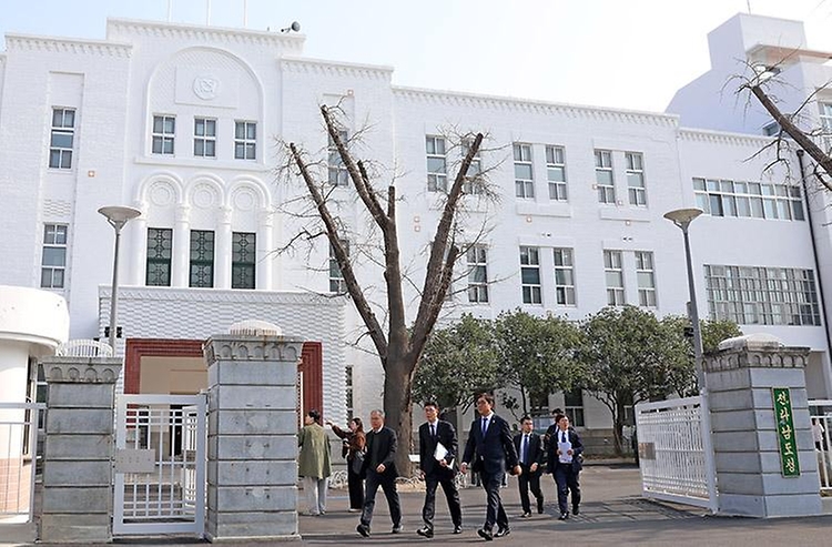 최휘영 문화체육관광부 장관이 3월 26일 광주광역시를 찾아 아시아문화중심도시 조성사업 현장을 점검하고 있다. 또한 대통령 소속 '제9기 아시아문화중심도시 조성위원회' 위촉식에 참석한 후, 조성사업의 핵심 거점인 옛 전남도청과 국립아시아문화전당을 방문해 다양한 현장 의견을 듣고 지원 방안을 논의하고 있다.