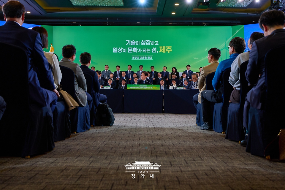 이재명 대통령이 3월 30일 제주한라대학교 한라컨벤션센터에서 열린 타운홀미팅 '제주의 마음을 듣다'에서 발언하고 있다.