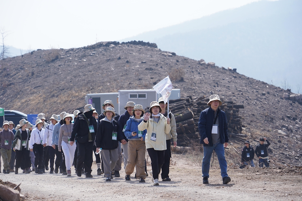 박은식 산림청장이 3월 28일 경북 안동시 풍천면 산불피해지에서 열린 '2026 신혼부부 나무심기'에서 참가자들과 나무를 심고 있다.