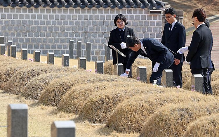 최휘영 문화체육관광부 장관이 3월 26일 광주광역시를 찾아 아시아문화중심도시 조성사업 현장을 점검하고 있다. 또한 대통령 소속 '제9기 아시아문화중심도시 조성위원회' 위촉식에 참석한 후, 조성사업의 핵심 거점인 옛 전남도청과 국립아시아문화전당을 방문해 다양한 현장 의견을 듣고 지원 방안을 논의하고 있다.