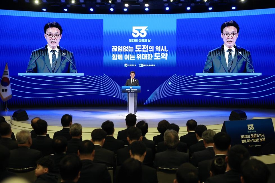 김민석 국무총리가 31일 서울 중구 대한상의에서 열린 제53회 상공의 날 기념식에 참석, 축사를 하고 있다.