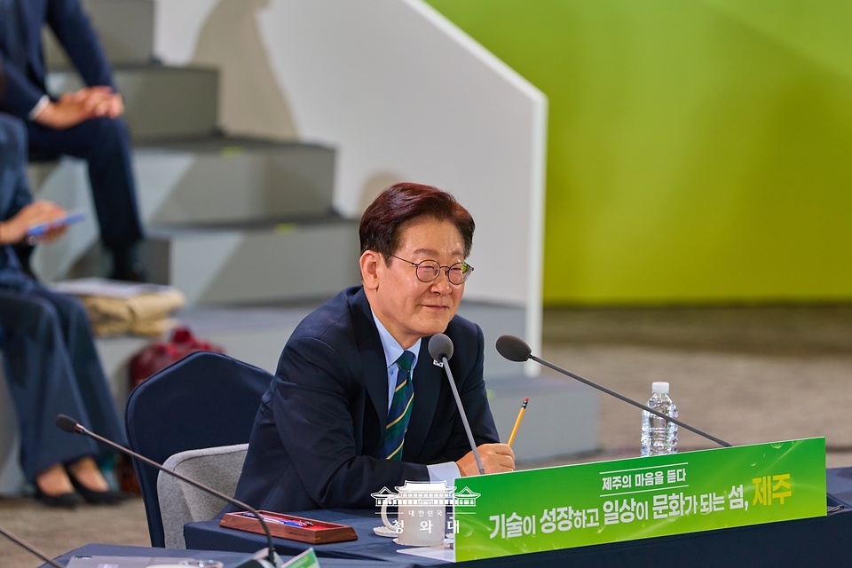 이재명 대통령이 3월 30일 제주한라대학교 한라컨벤션센터에서 열린 타운홀미팅 '제주의 마음을 듣다'에서 발언하고 있다.