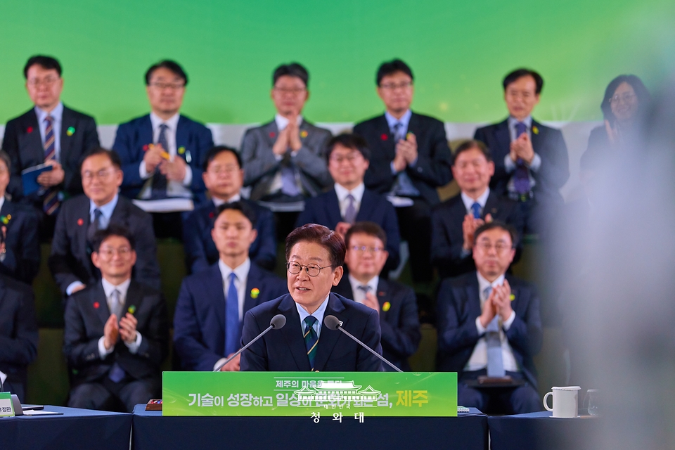 이재명 대통령이 3월 30일 제주한라대학교 한라컨벤션센터에서 열린 타운홀미팅 '제주의 마음을 듣다'에서 발언하고 있다.