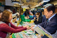 이재명 대통령이 3월 30일 제주 타운홀미팅을 마친 뒤 김혜경 여사와 함께 제주시 동문시장을 찾아 식재료를 구입하고 있다.