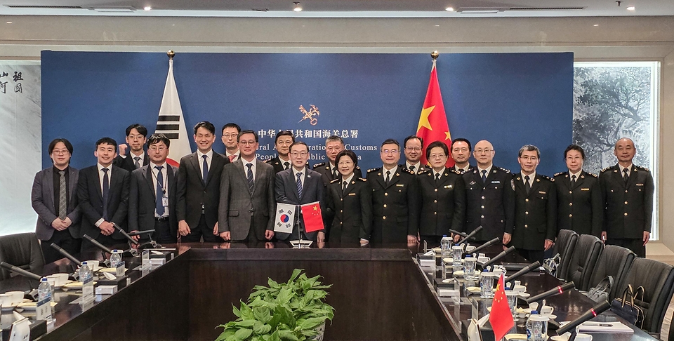 이명구 관세청장이 3월 19일(현지 시각) 중국 베이징 소재 중국해관 박물관에서 중국 해관총서와 함께 '제20차 한-중 관세청장 회의'를 개최하고 있다.