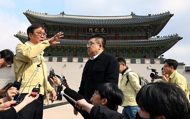 최휘영 문화체육관광부 장관이 3월 20일 방탄소년단(BTS) 복귀 공연(3. 21.)이 열리는 광화문 현장과 문체부 상황관리본부가 설치될 대한민국역사박물관을 찾아 준비 상황과 안전관리 체계를 직접 점검하고 있다.