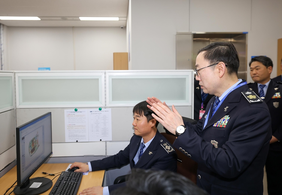 이명구 관세청장이 3월 30일 인천국제공항 제2여객터미널에서 해외 출국 여행객을 대상으로 '외화신고 안내 캠페인'을 실시하고 있다.