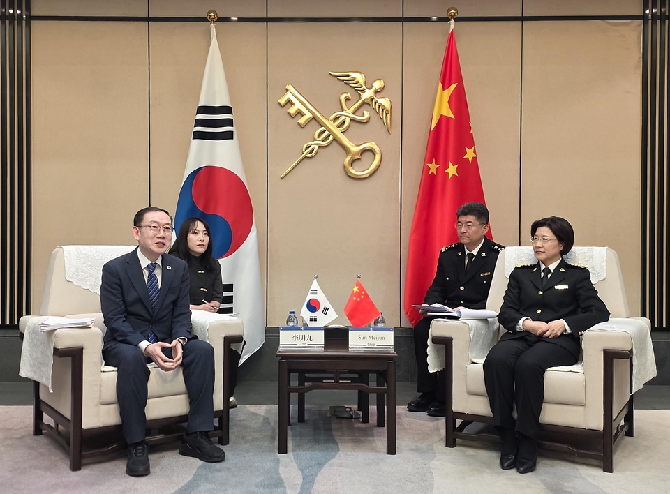 이명구 관세청장이 3월 19일(현지 시각) 중국 베이징 소재 중국해관 박물관에서 중국 해관총서와 함께 '제20차 한-중 관세청장 회의'를 개최하고 있다.