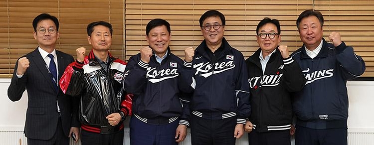 최휘영 문화체육관광부 장관이 3월 28일 서울 잠실야구장에서 열린 '2026 신한솔(SOL) 케이비오(KBO)리그' 개막전(엘지(LG) 트윈스 대 케이티(KT) 위즈)을 찾아 프로야구 시즌의 개막을 축하하고, 선수단을 응원하고 있다. 또한 프로야구 발전을 위한 현장 목소리를 듣고 경기장을 가득 메운 관람객들의 함성과 열기를 직접 체험하고 있다.