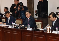 이억원 금융위원장이 3월 30일 서울 종로구 정부서울청사에서 개최한 중동상황 관련 금융부문 비상대응체계 가동을 위한 금융권 간담회에서 금감원 및 정책금융기관, 민간 금융권이 함께 중동상황 이후 금융시장 동향을 점검하고, 민생·실물 경제 지원, 금융시장 안정 등 금융 분야 대응계획을 논의하고 있다.