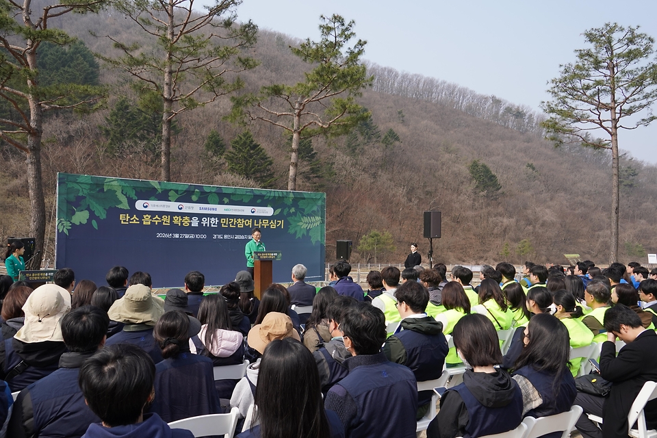 3월 27일 경기도 용인시 처인구에서 열린 '탄소흡수원 확충을 위한 민간참여 나무심기'에서 참가자들이 나무를 심고 있다.