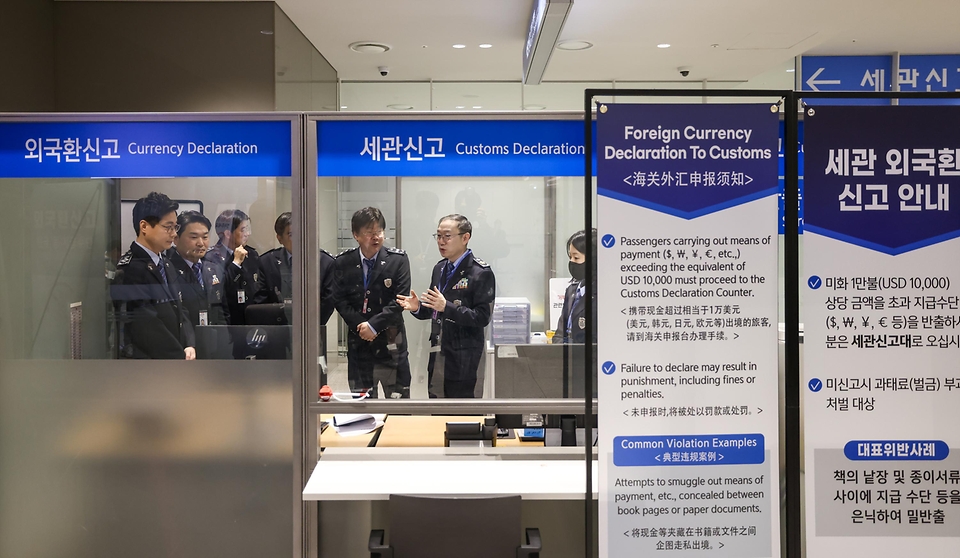이명구 관세청장이 3월 30일 인천국제공항 제2여객터미널에서 해외 출국 여행객을 대상으로 '외화신고 안내 캠페인'을 실시하고 있다.