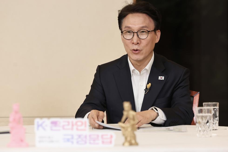 김민석 국무총리가 3월 31일 삼청동 총리서울공관에서 유튜브 생방송으로 진행되는 K-온라인 국정문답에서 발언을 하고 있다.