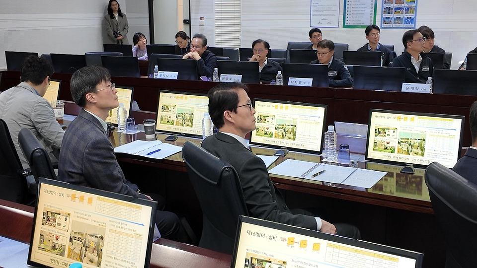 최원호 원자력안전위원회 위원장이 3월 31일 경기 용인시 삼성전자 기흥사업장을 방문해 방사선안전관리 현황을 점검하고 있다.