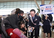 이명구 관세청장이 3월 30일 인천국제공항 제2여객터미널에서 해외 출국 여행객을 대상으로 '외화신고 안내 캠페인'을 실시하고 있다.