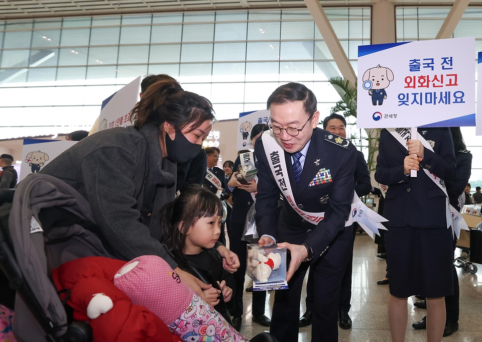이명구 관세청장이 3월 30일 인천국제공항 제2여객터미널에서 해외 출국 여행객을 대상으로 '외화신고 안내 캠페인'을 실시하고 있다.