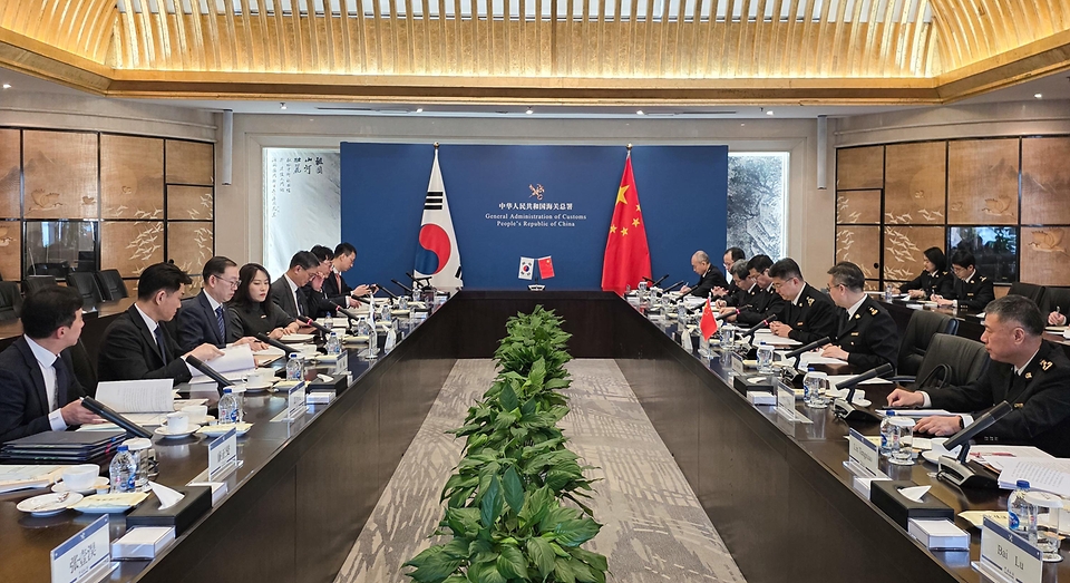 이명구 관세청장이 3월 19일(현지 시각) 중국 베이징 소재 중국해관 박물관에서 중국 해관총서와 함께 '제20차 한-중 관세청장 회의'를 개최하고 있다.