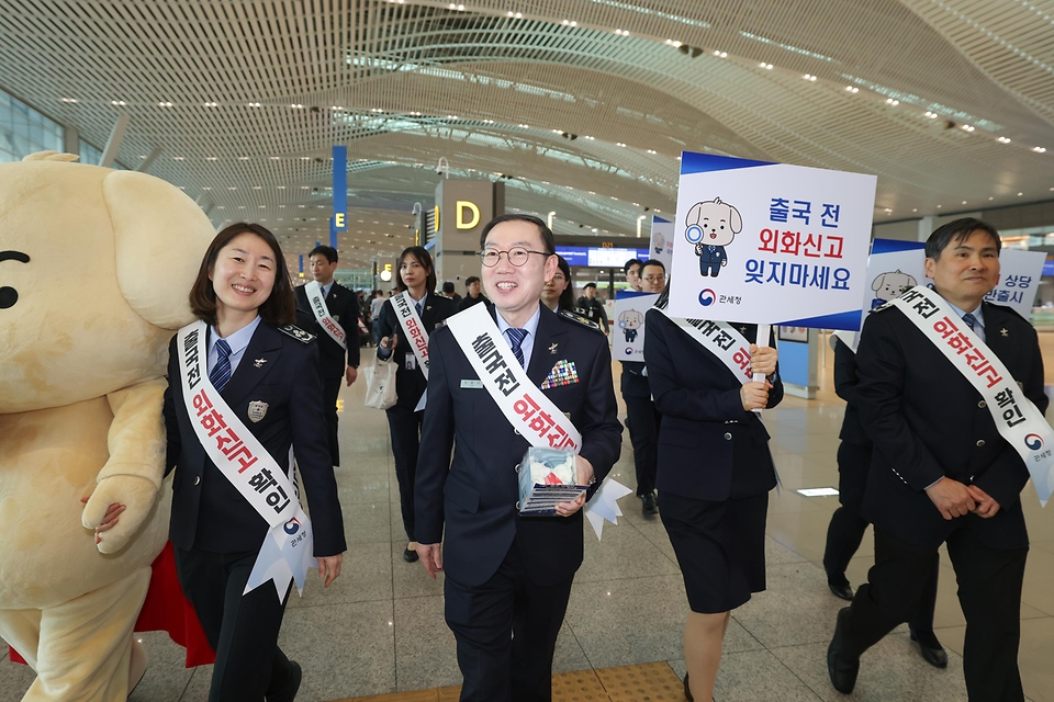 이명구 관세청장이 3월 30일 인천국제공항 제2여객터미널에서 해외 출국 여행객을 대상으로 '외화신고 안내 캠페인'을 실시하고 있다.