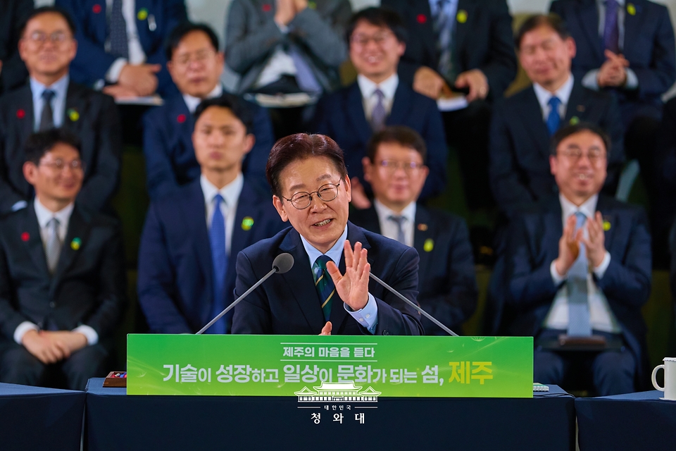 이재명 대통령이 3월 30일 제주한라대학교 한라컨벤션센터에서 열린 타운홀미팅 '제주의 마음을 듣다'에서 발언하고 있다.