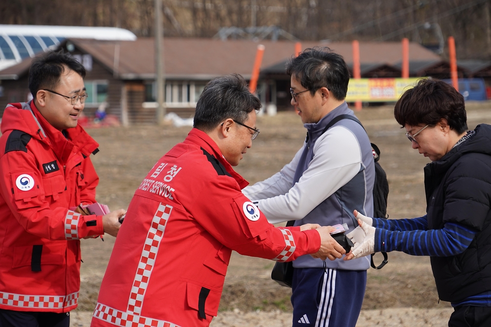 박은식 산림청장이 3월 29일 전북 무주군 덕유산국립공원에서 등산객을 대상으로 산불예방 캠페인을 하고 있다.
