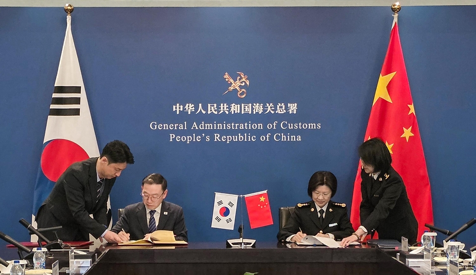 이명구 관세청장이 3월 19일(현지 시각) 중국 베이징 소재 중국해관 박물관에서 중국 해관총서와 함께 '제20차 한-중 관세청장 회의'를 개최하고 있다.