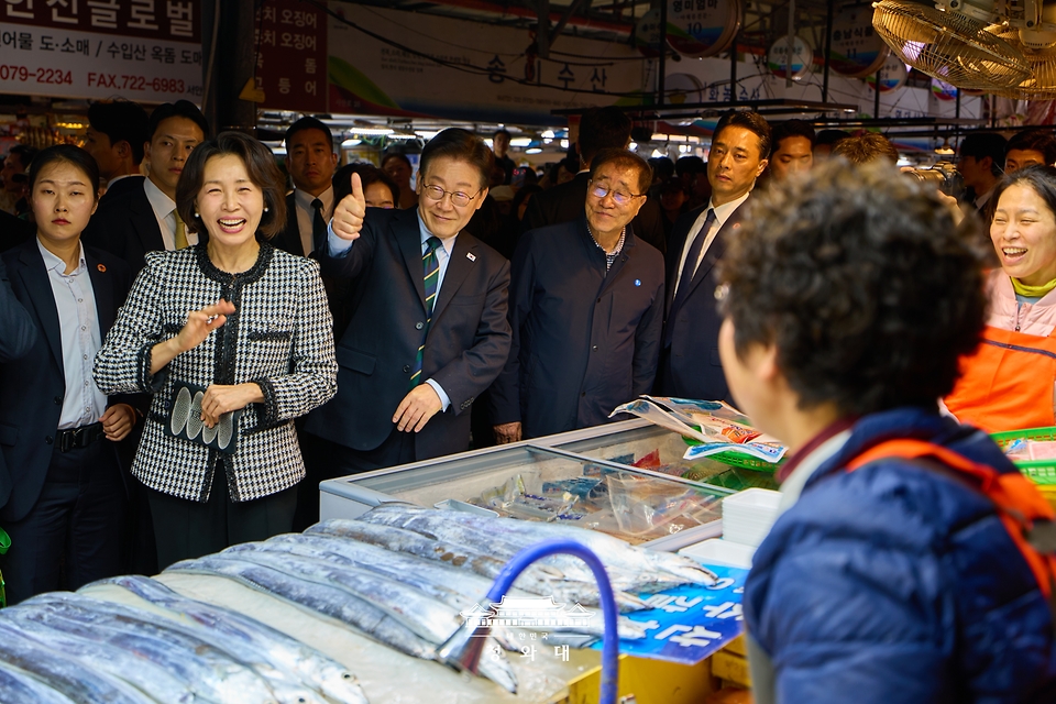 이재명 대통령이 3월 30일 제주 타운홀미팅을 마친 뒤 김혜경 여사와 함께 제주시 동문시장을 찾아 식재료를 구입하고 있다.