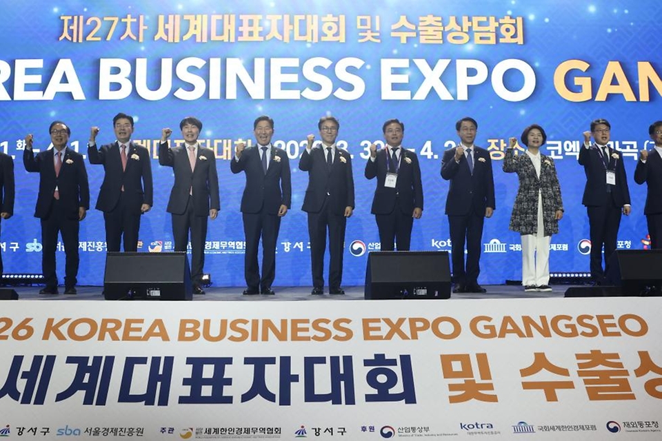 김민석 국무총리가 3월 30일 강서구 코엑스 마곡에서 열린 2026 코리아 비즈니스 엑스포 강서 개회식에 참석, 축사 및 기념촬영을 하고 있다.