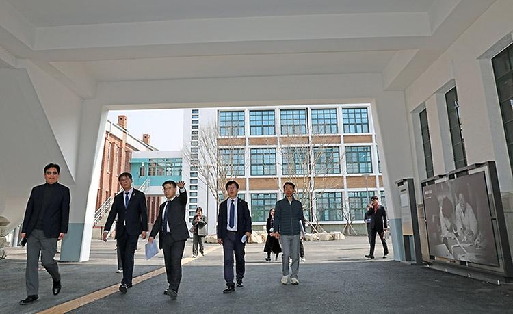 최휘영 문화체육관광부 장관이 3월 26일 광주광역시를 찾아 아시아문화중심도시 조성사업 현장을 점검하고 있다. 또한 대통령 소속 '제9기 아시아문화중심도시 조성위원회' 위촉식에 참석한 후, 조성사업의 핵심 거점인 옛 전남도청과 국립아시아문화전당을 방문해 다양한 현장 의견을 듣고 지원 방안을 논의하고 있다.