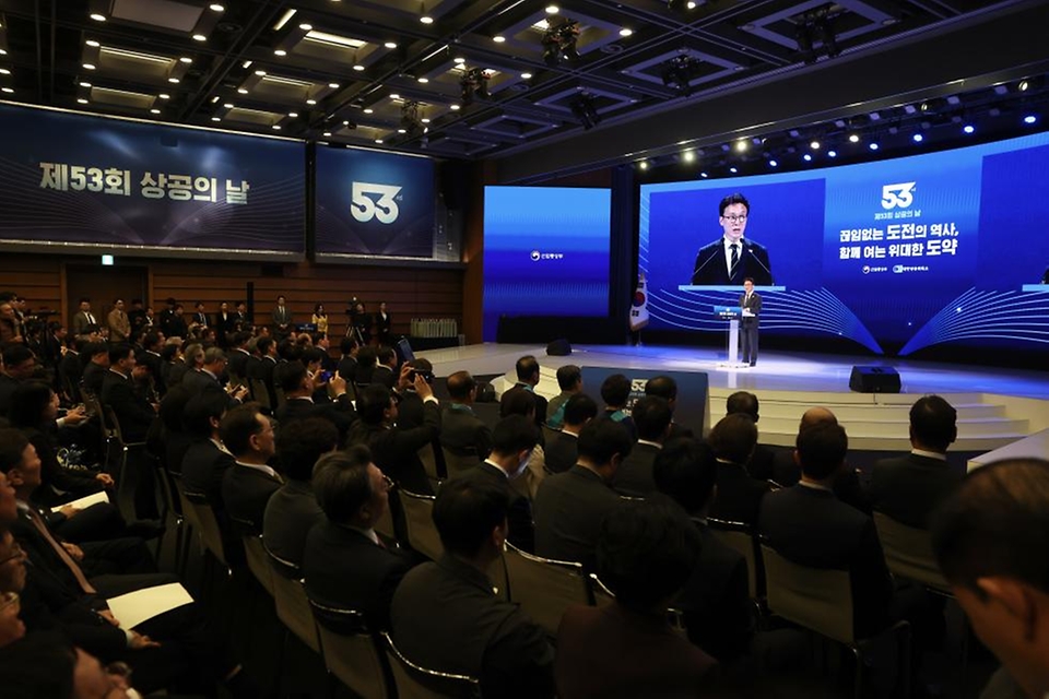 김민석 국무총리가 31일 서울 중구 대한상의에서 열린 제53회 상공의 날 기념식에 참석, 축사를 하고 있다.