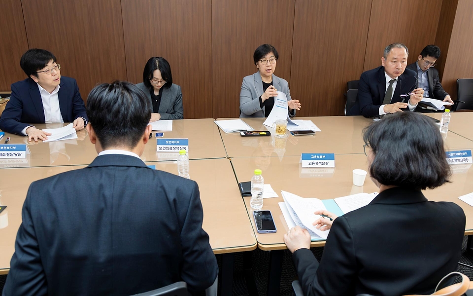 정은경 보건복지부 장관이 3월 31일 서울에서 중동전쟁 장기화에 대비한 비상경제대응 민생복지반 제1차 관계부처 점검회의를 개최하고, 민생복지반 소속 각 부처의 주요 추진과제 및 현장 동향 등을 논의하고 있다.