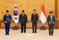 정은경 보건복지부 장관과 수기오노 인도네시아 외교부 장관이 1일 청와대에서 이재명 대통령과 프라보워 수비안토 대통령이 임석한 가운데 AI 기본의료 및 인적개발 협력 양해각서 문건을 교환한 뒤 기념 촬영을 하고 있다.